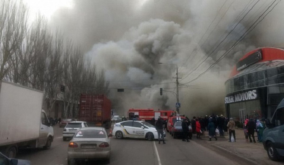 В Одессе масштабный пожар, небо потемнело - фото 1