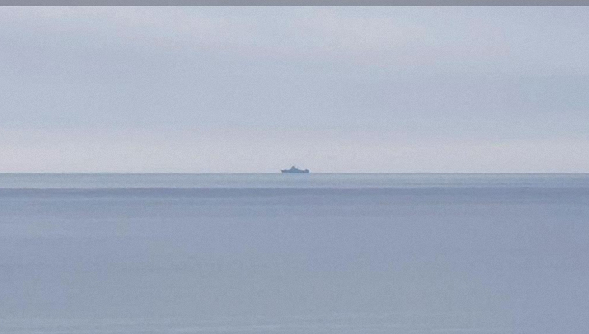 Российский фрегат с вертолетом на борту движется в сторону Азовского моря - фото 1