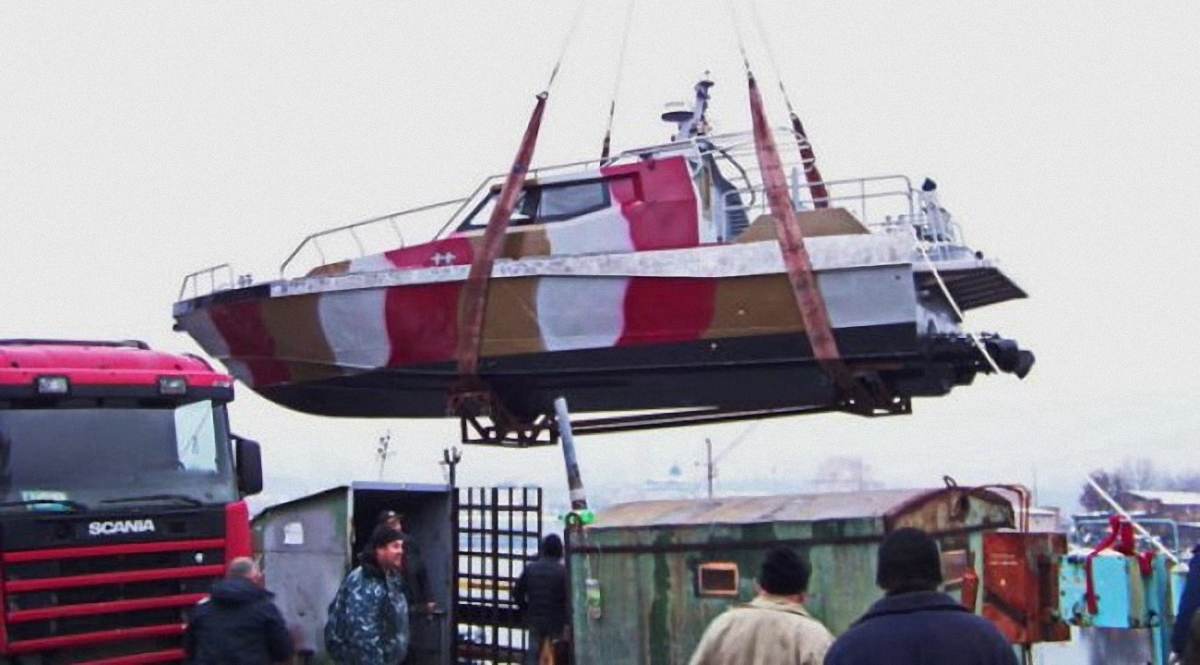На помощь украинским пограничникам Мариуполя доставили новый катер - фото 1