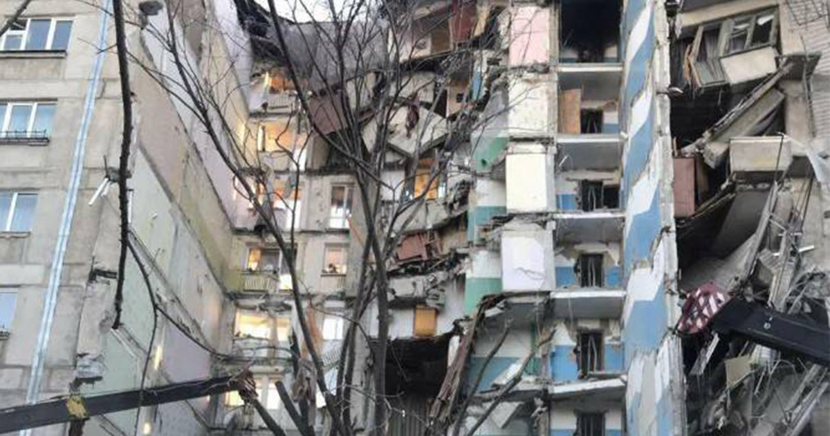 В Магнитогорске в 10-этажном жилом доме произошел взрыв: десятки человек под завалами - фото 1