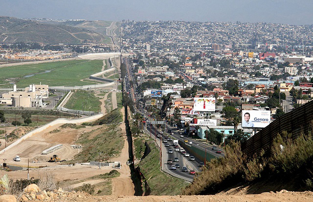 Трамп делает все возможное для строительства стены на границе с Мексикой - фото 1