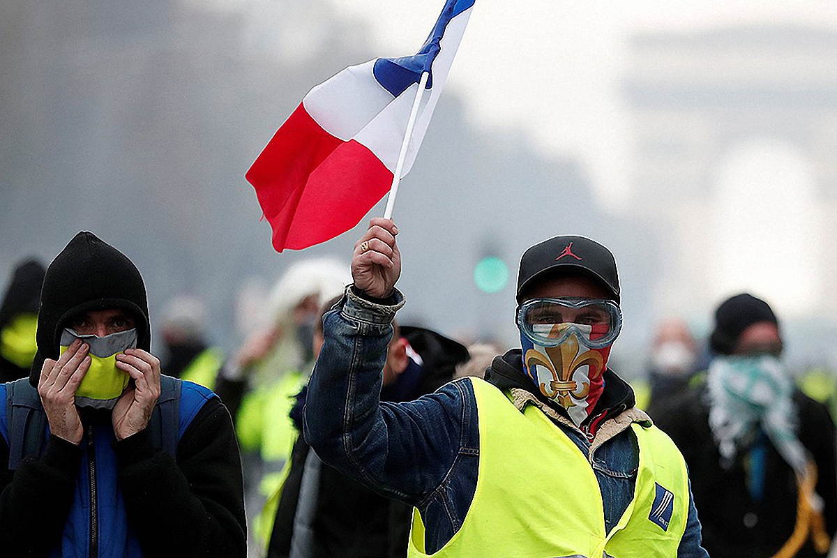 "Желтые жилеты" снова вышли на протесты во Франции: полиция применила слезоточивый газ - фото 1