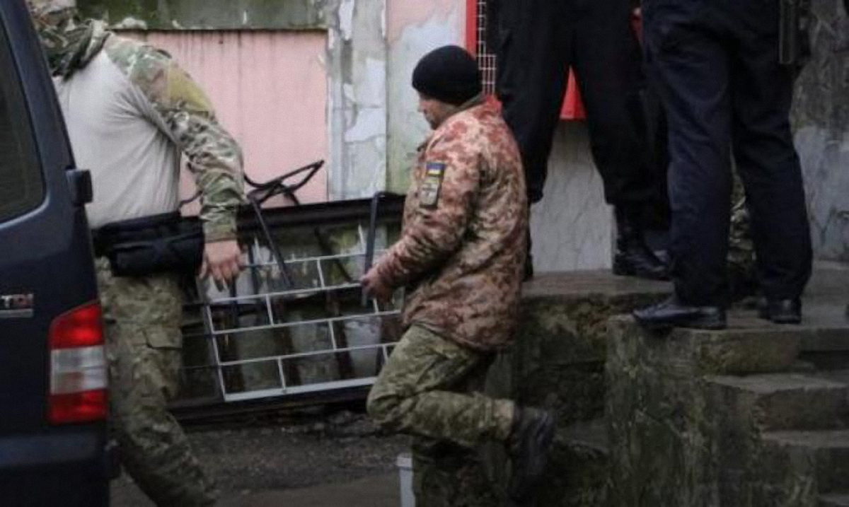 Русские удерживают моряков в качестве заложников - фото 1