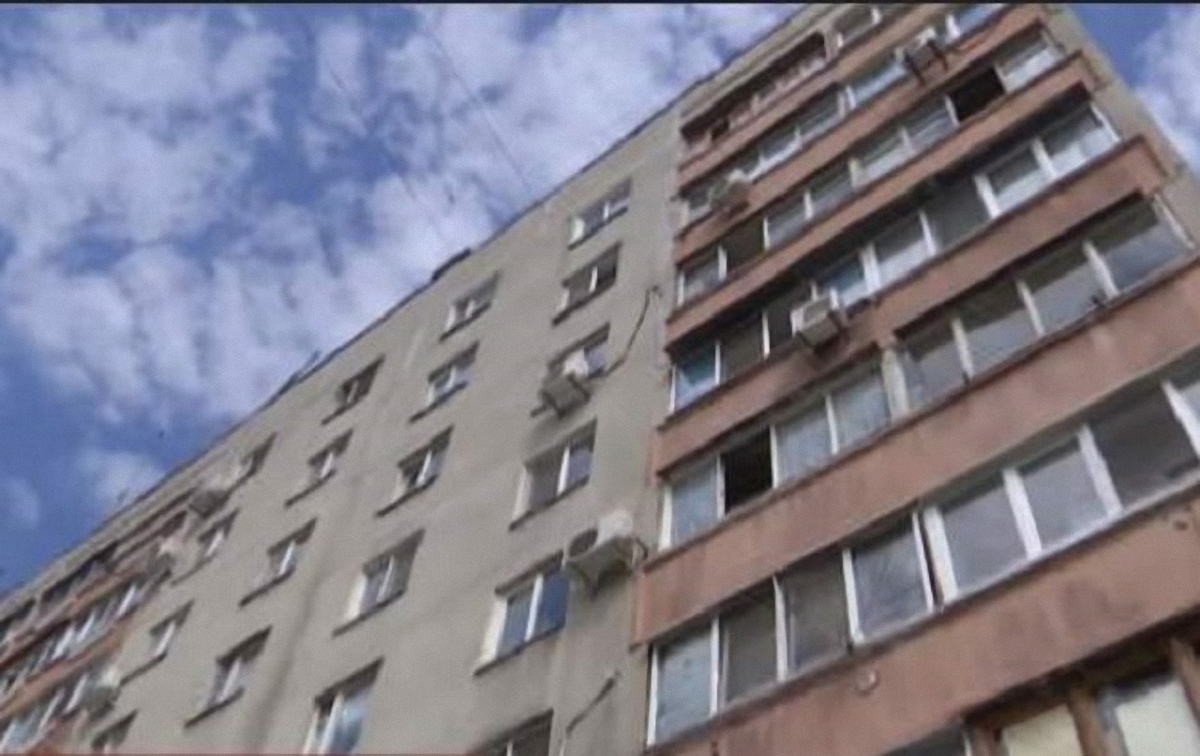 В Харьковской области отец скинул сына с 4-го этажа - фото 1