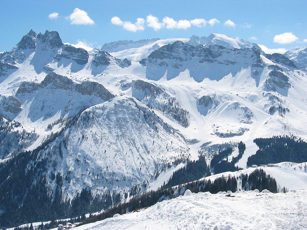 В Альпах из-за схода лавины погибли лыжники - фото 1