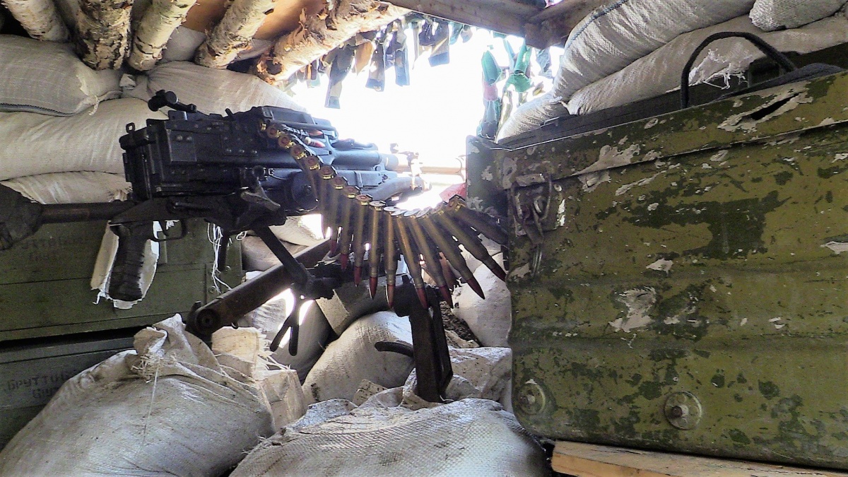 В зоне боевых действий на Донбассе ранение получил украинский военный - фото 1