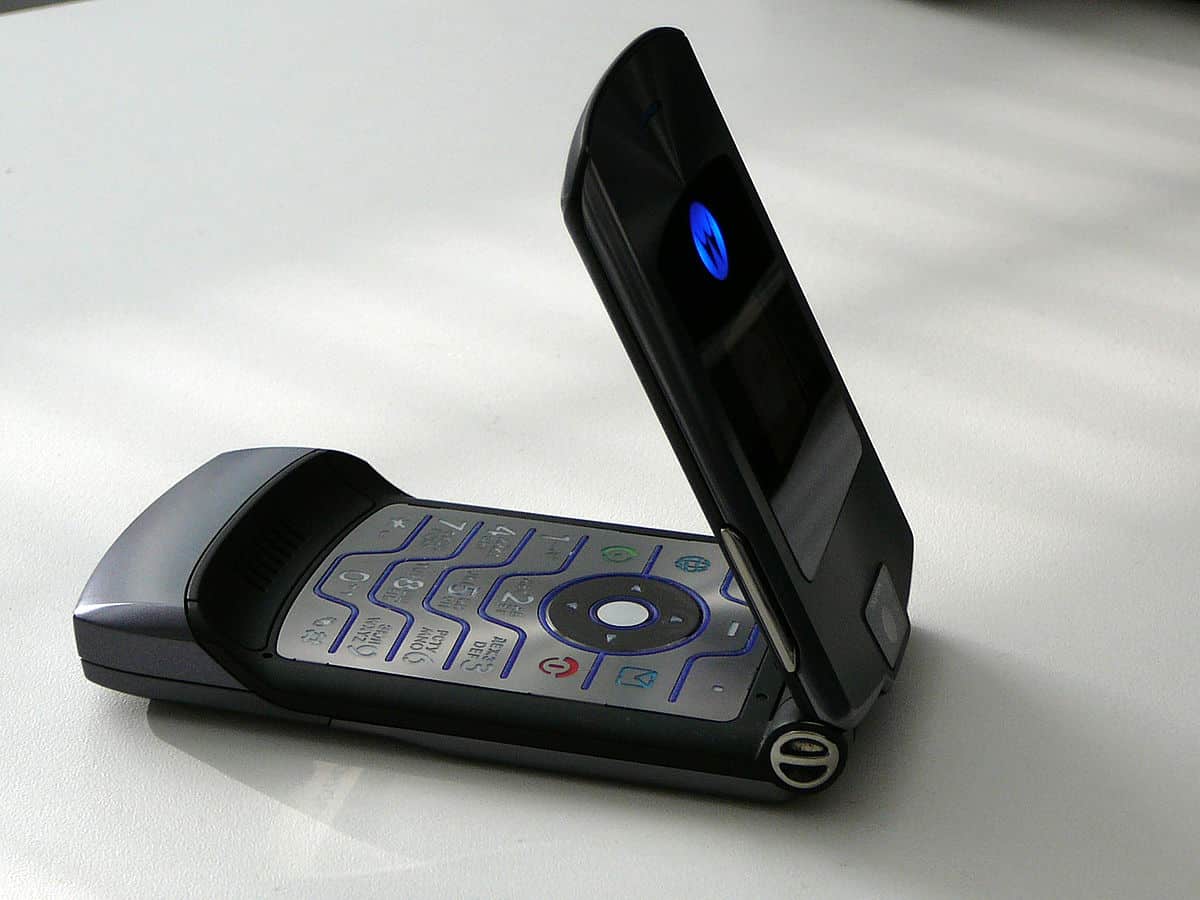 Motorola перевыпустят модель RAZR за $1500 - фото 1