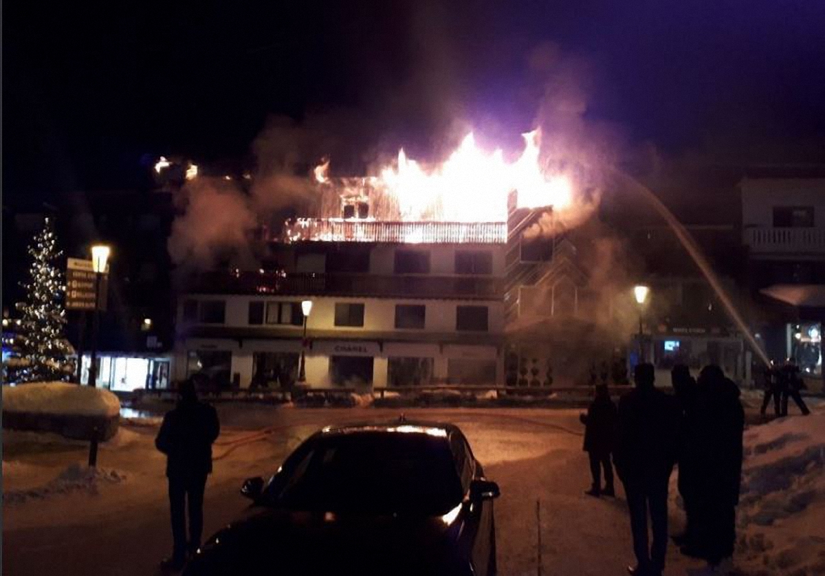 Пожар на курорте в Куршавеле: люди выпрыгивали из окон - фото 1