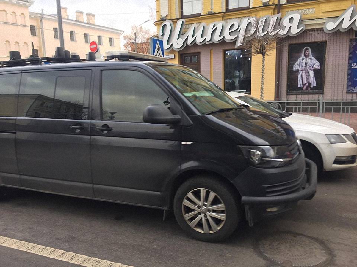 Автомобиль с липовыми номерами заметили у штаба Садового - фото 1