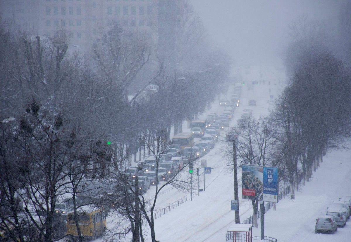 В Киеве из-за снегопада едва  не случилось ДТП с множеством пострадавших - фото 1