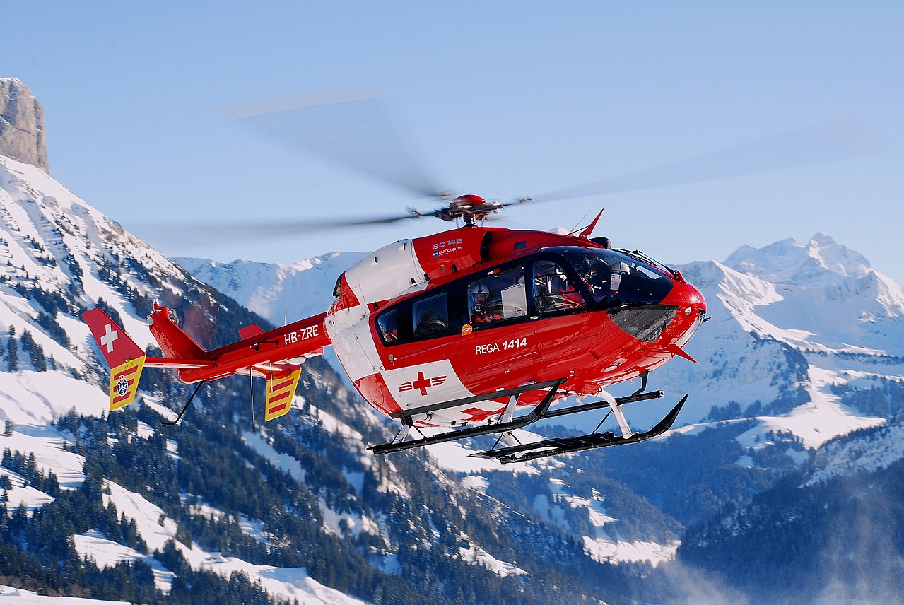 В Альпах столкнулись самолет и вертолет: есть жертвы - фото 1