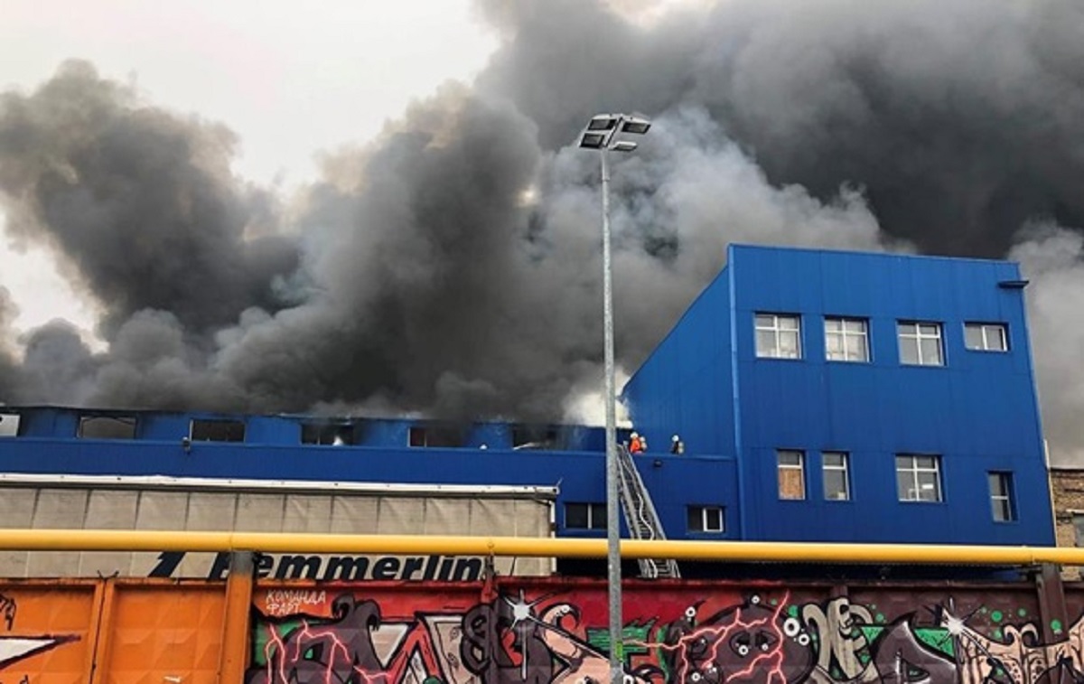 В Киеве не могут потушить пожар на складах - фото 1
