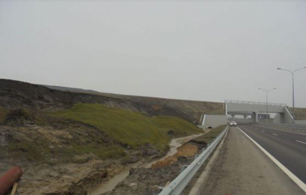 Дорога к Керченскому мосту вскоре "уедет" в море - фото 1