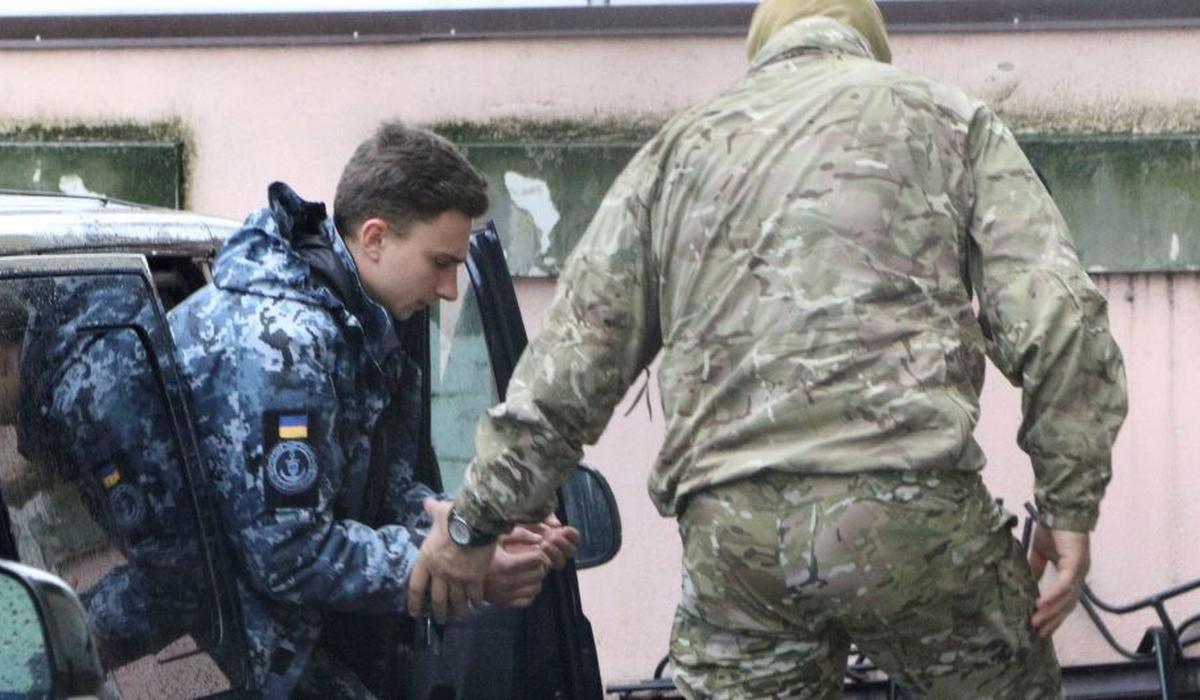 Террористы из ФСБ пытаются допрашивать военнопленных - фото 1
