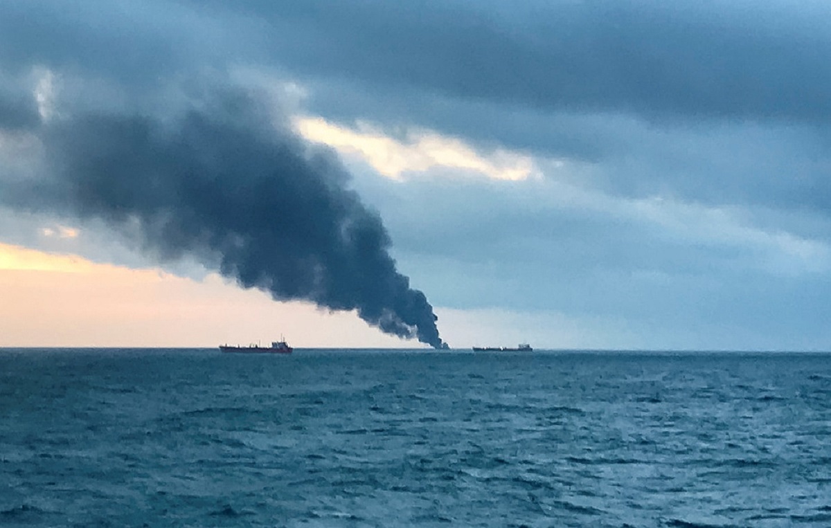 Горящие у берегов Крыма танкеры попали в шторм - фото 1