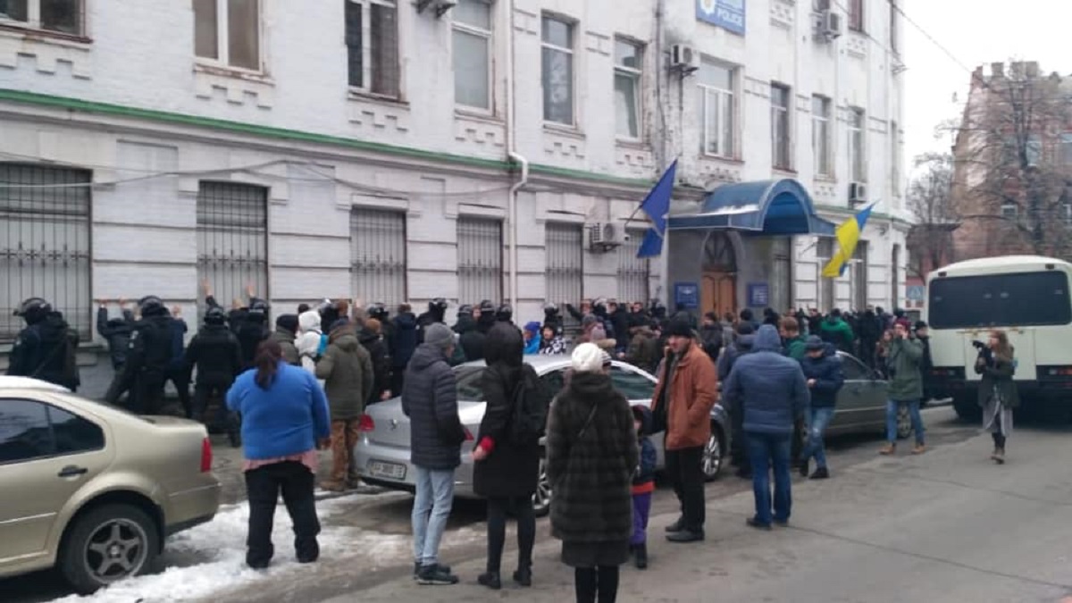 В сети обнародовали видео штурма райотдела полиции в Киеве и избиения активистов С14 - фото 1