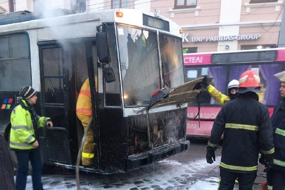 Причины пожара в салоне троллейбуса в Черновцах неизвестны - фото 1