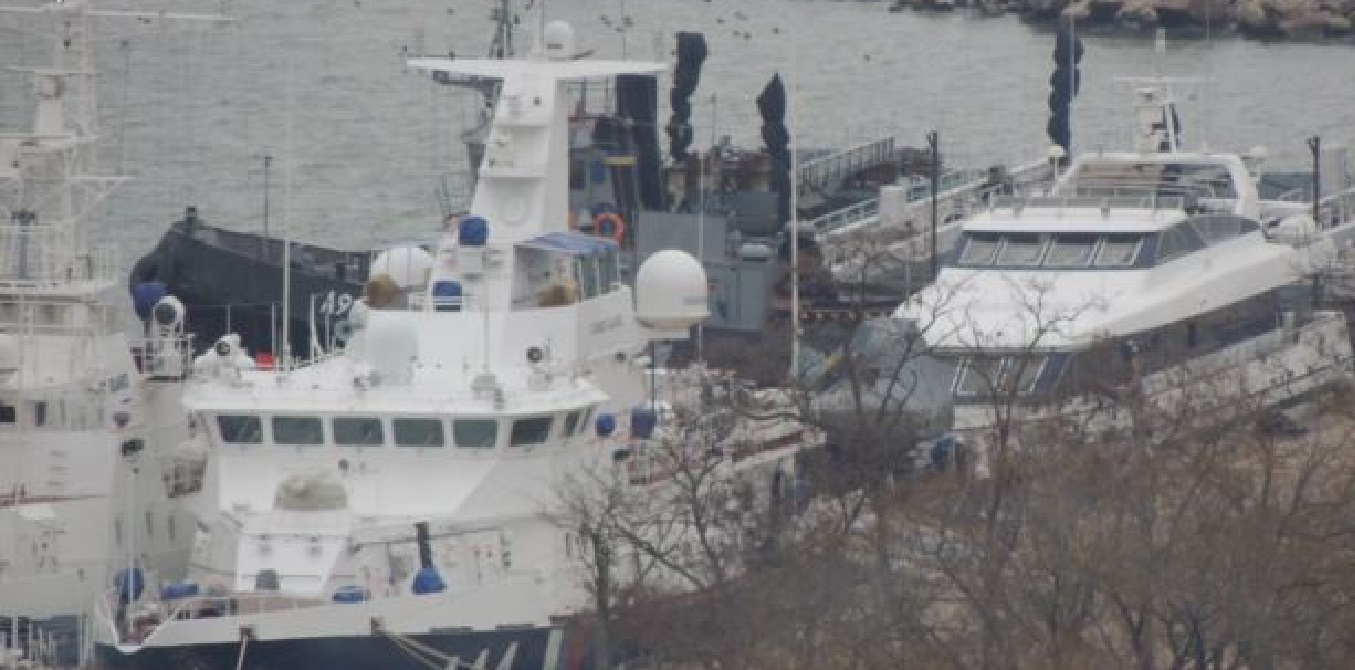 В Керчи спрятали захваченные корабли Украины - фото 1