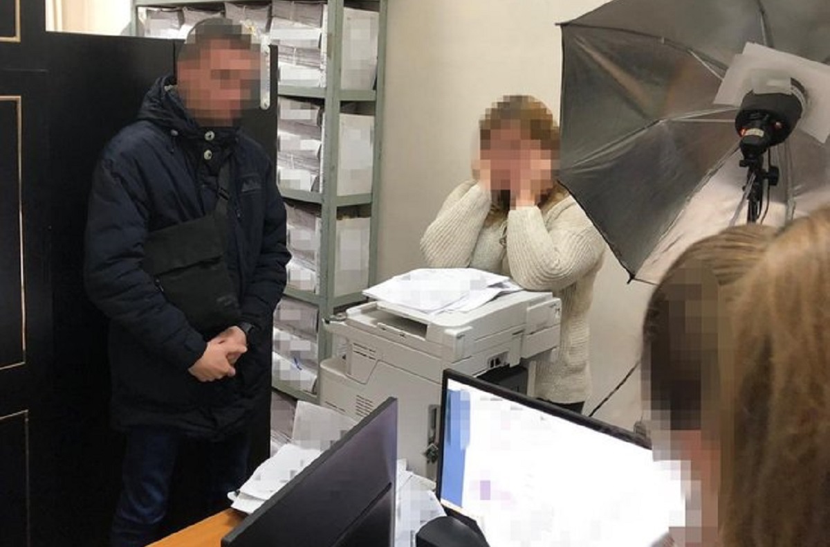 Работница киевской миграционной службы вымогала $400 за быстрое оформление загранпаспорта - фото 1