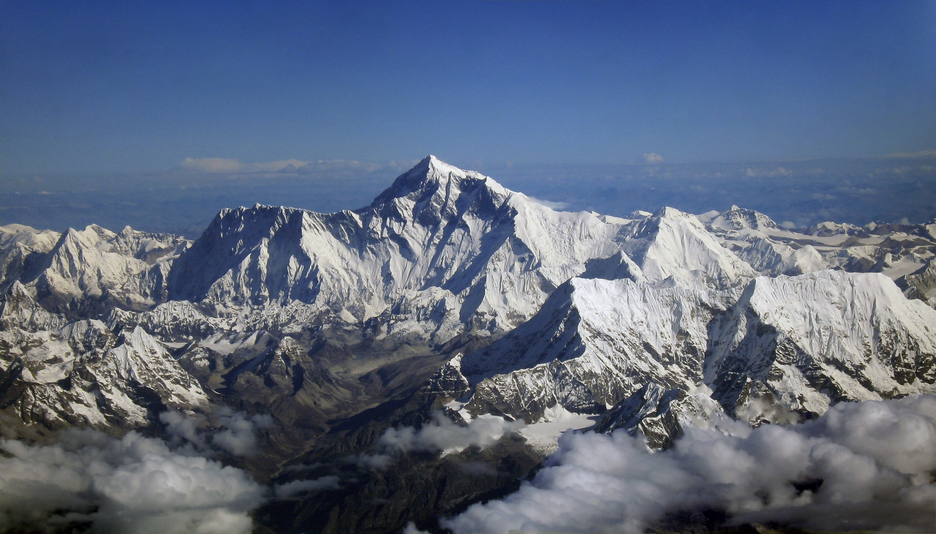 Для туристов частично закрыли подъем на Эверест - фото 1