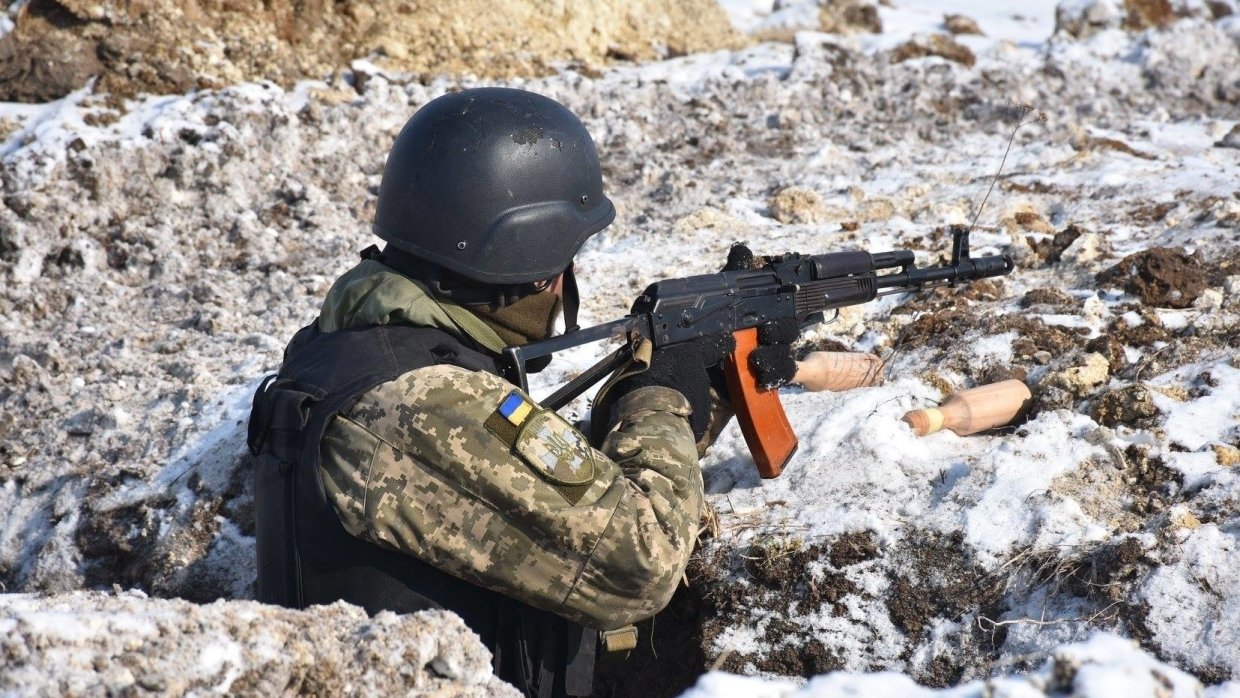 На Донбассе в результате обстрелов погиб военный - фото 1