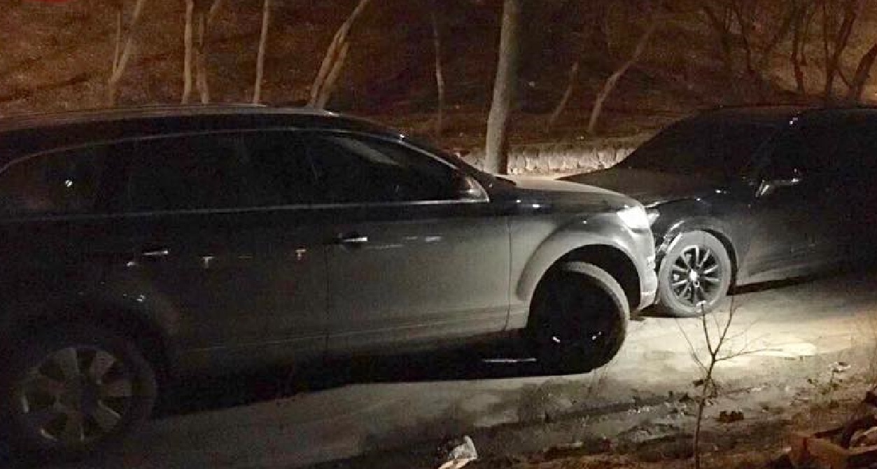 В Киеве водитель Volkswagen 4 раза протаранил авто с детьми - фото 1