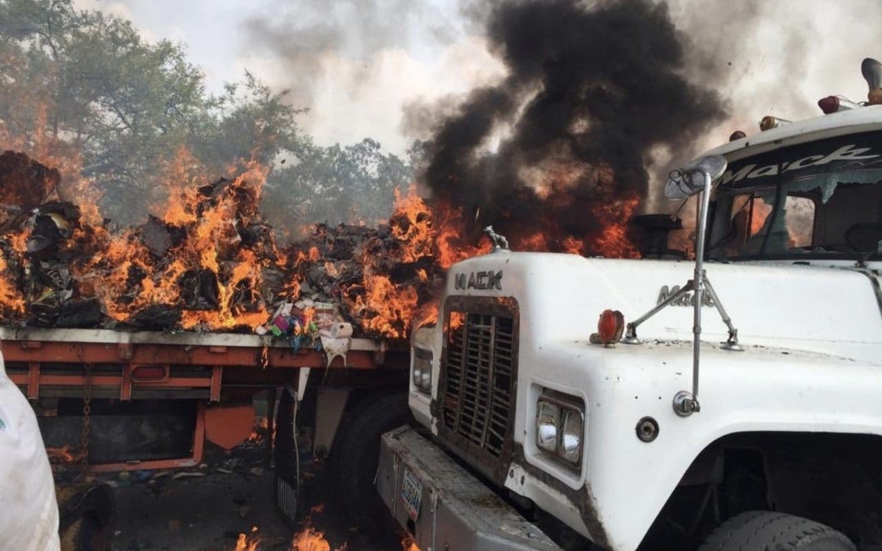 Три грузовика с гумпомощью, следовавшие из Колумбии загорелись - фото 1