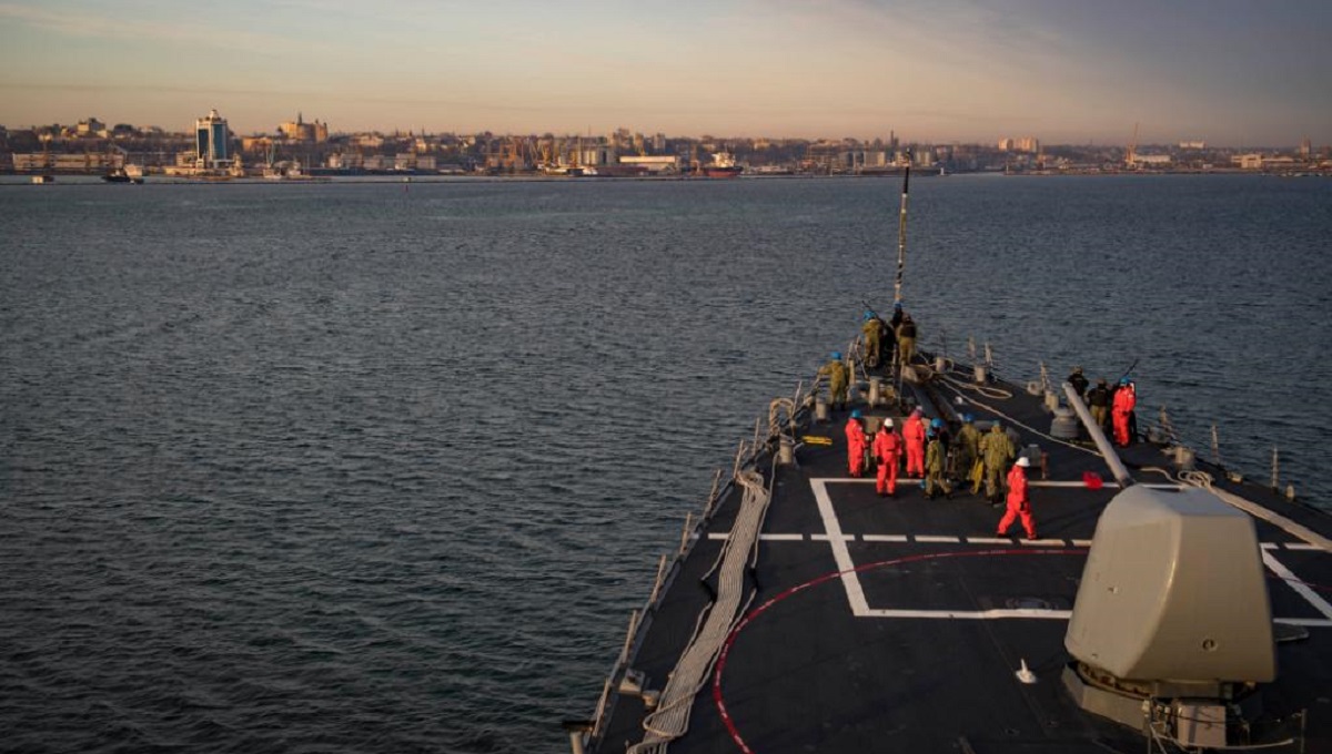 Ракетный эсминец ВМС США покинул порт Одессы - фото 1
