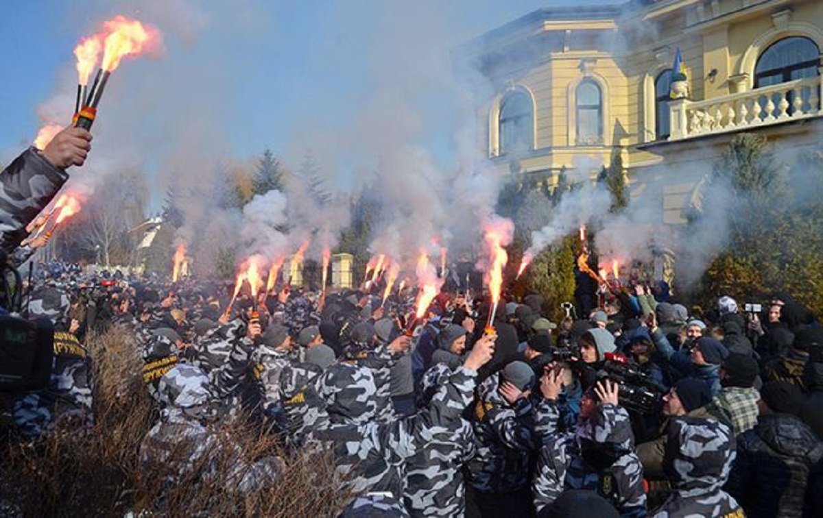 Возле дома Гладоковских устроили огненную акцию протеста - фото 1