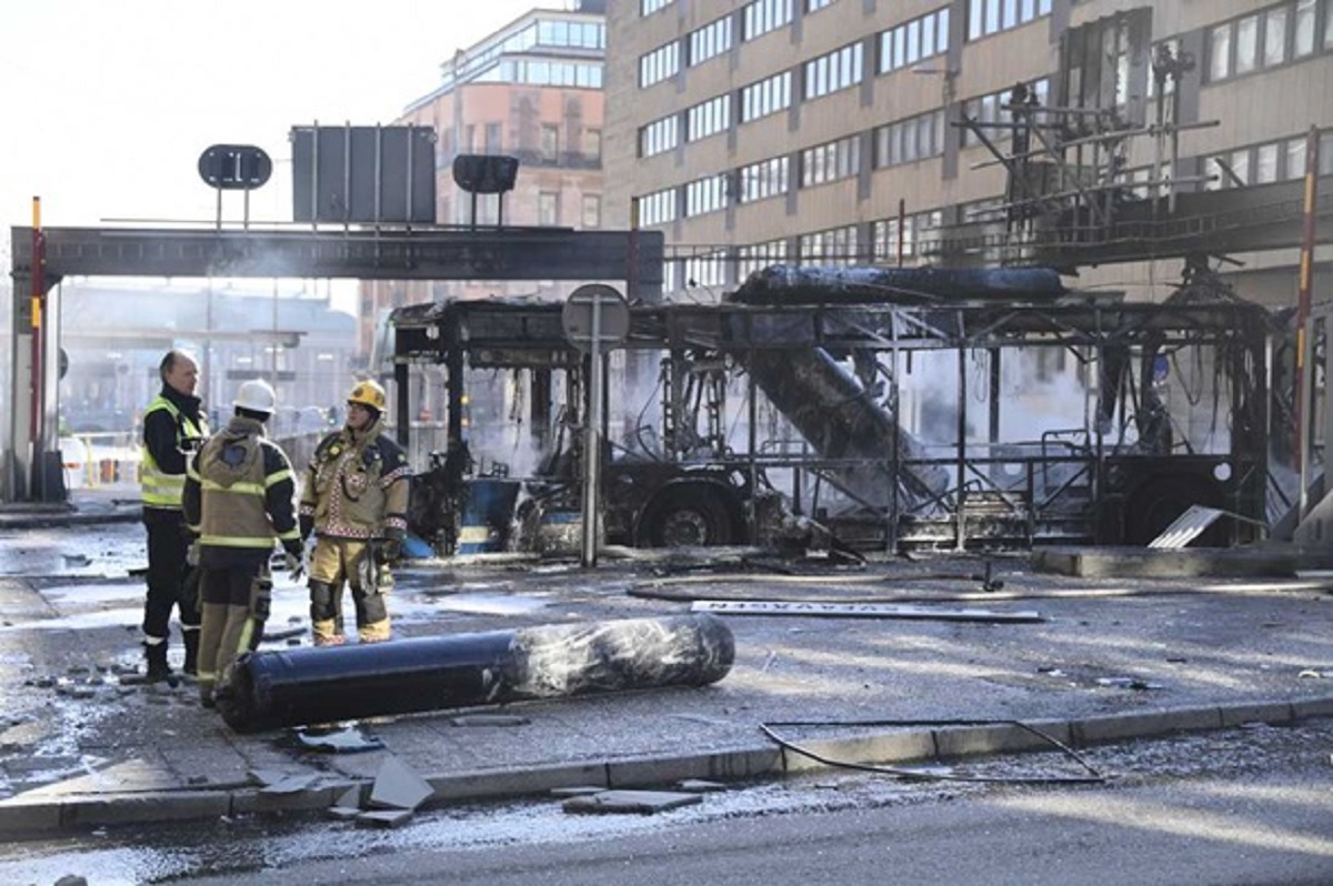 В центре Стокгольма взорвался автобус с пассажирами - фото 1