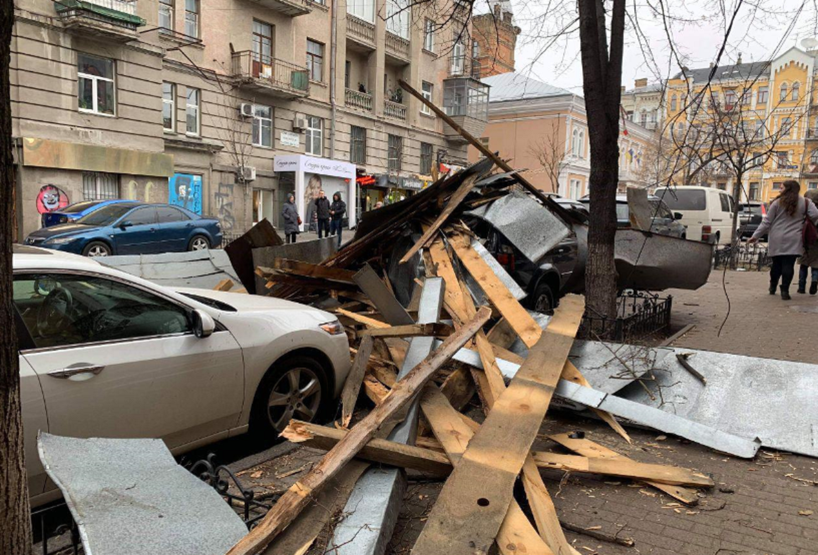 Непогода в Киеве уничтожает машины и вещдоки - фото 1