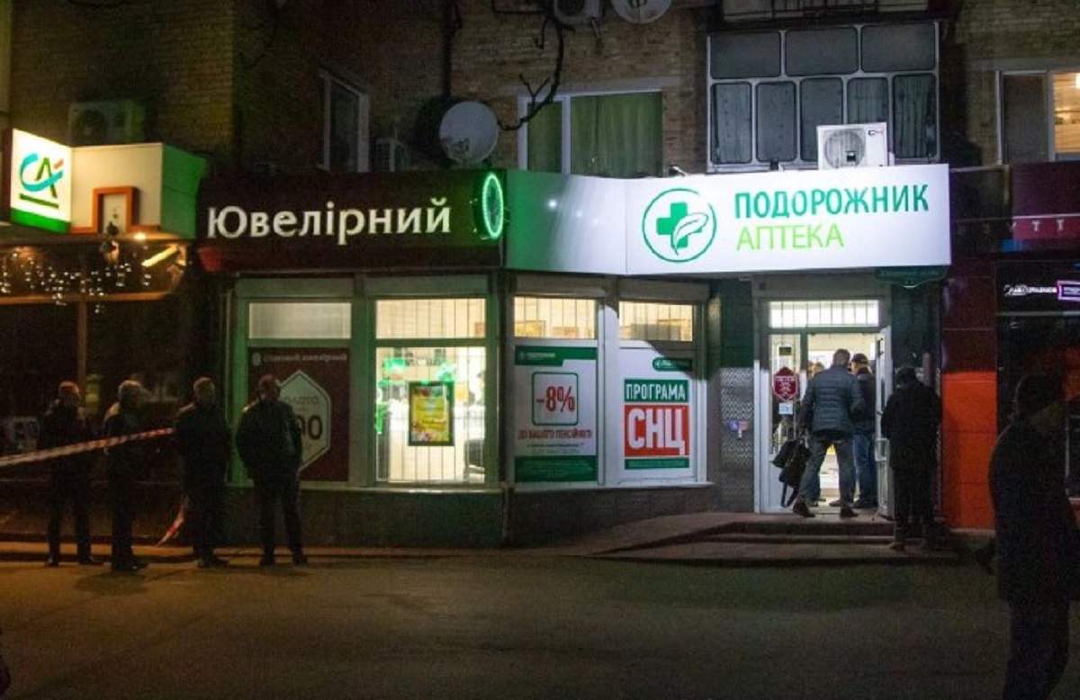Трое автоматчиков ограбили ювелирку в Борисполе - фото 1