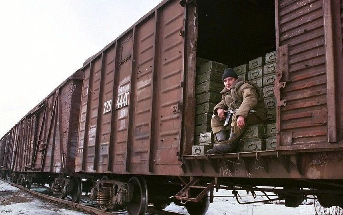 Российские оккупанты разгружают огромное количество завезенных на Донбасс снарядов - фото 1