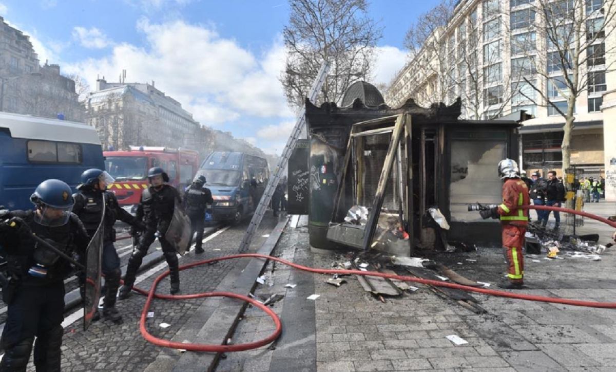 В Париже "желтые жилеты" подожгли банк с людьми внутри - фото 1