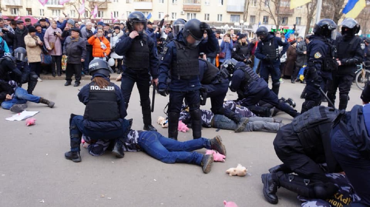 На митинге Порошенко в Полтаве полиция после потасовок задержала активистов - фото 1