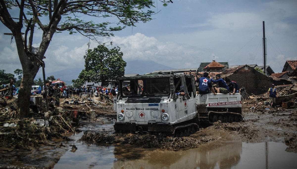 В Индонезии увеличилось количество погибших от наводнения - фото 1