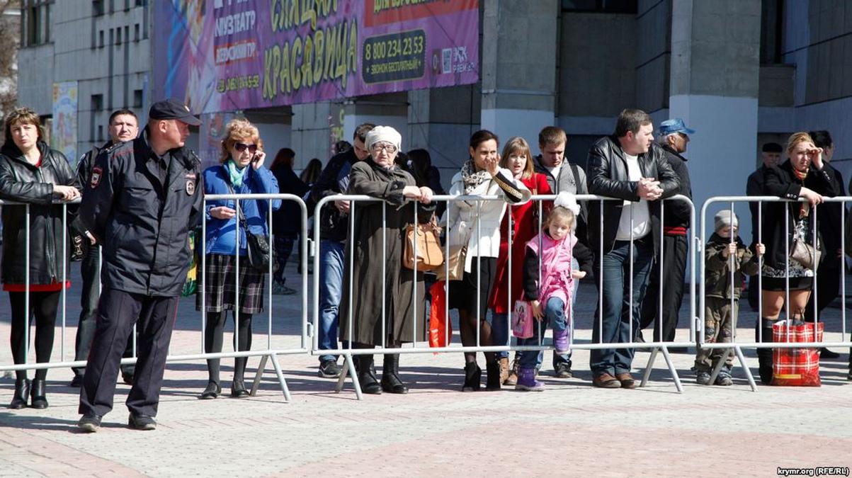 Жителе Симферополя оградили от своих же домов железными решетками - фото 1