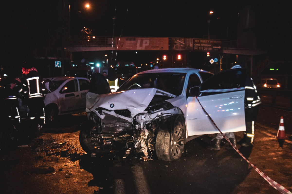В Киеве водитель внедорожника совершил масштабное ДТП и сбежал - фото 1