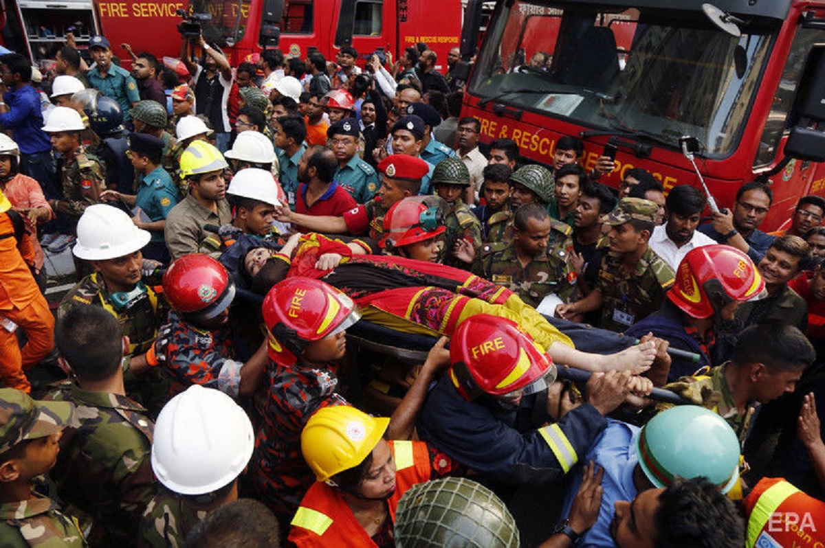 Десятки людей сгорели в офисном центре в Бангладеш - фото 1