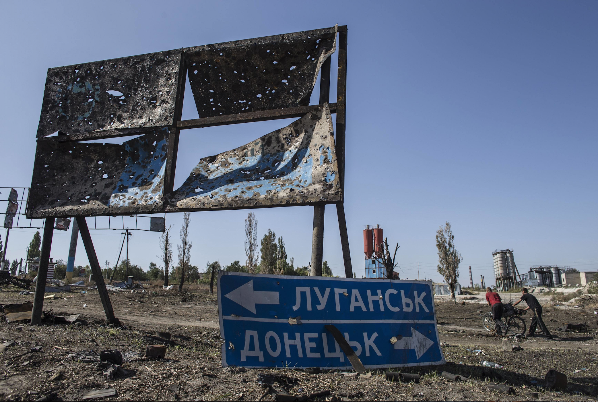 Боевики на Донбассе ранили гражданского - фото 1