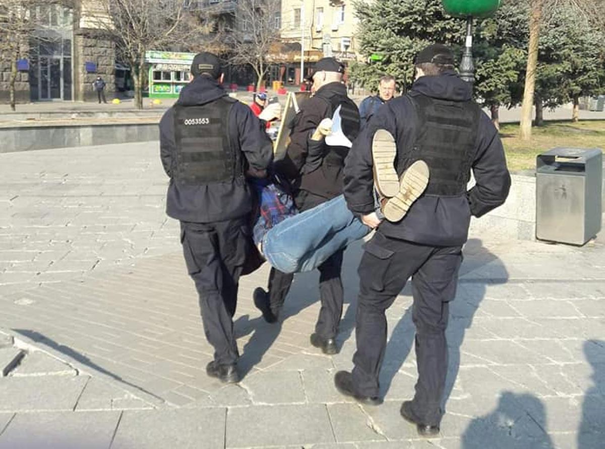 Киевские полицейские пакуют за листовки против Зеленского - фото 1