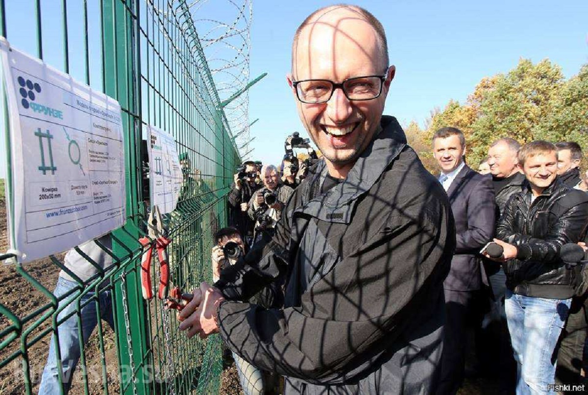 Стена Яценюка требует еще больше денег  - фото 1