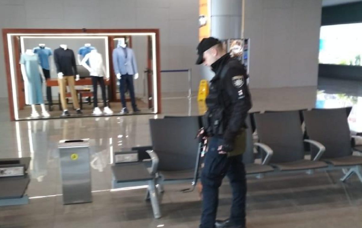 В Одессе заминировали аэропорт, идет эвакуация  - ФОТО - фото 1
