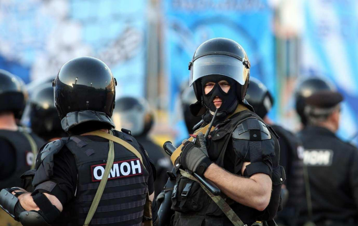 Оккупанты с оружием вломились в дома крымских татар – ВИДЕО - фото 1