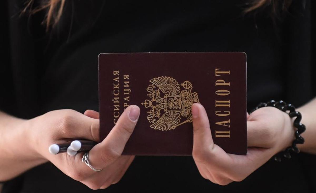 Российские паспорта сделают жизнь "дырявых" еще хуже - фото 1