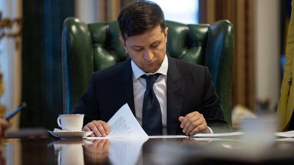 Зеленский принялся показательно отменять указы Порошенко - 1 Зеленский принялся показательно отменять указы Порошенко - фото 1