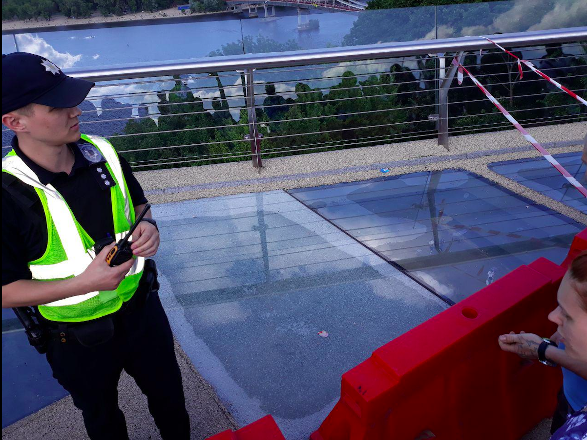 На мост Кличко напали вандалы - мэр негодует - фото 1