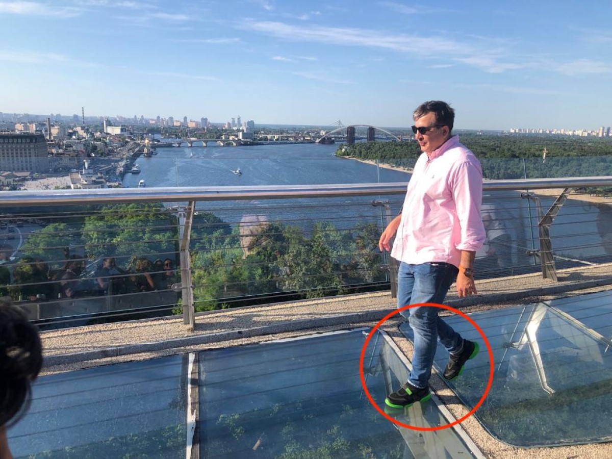 Саакашвили потоптался на мостике Кличко. В  дорогущих кроссовках - фото 1