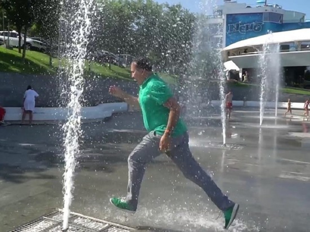 Саакашвили помочился под фонтанчиком. Как Зеленский  - ВИДЕО - фото 1