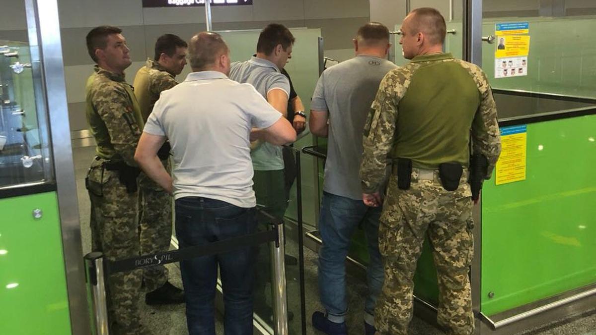 Бориспольские пограничники депортировали ватных ирландцев - фото 1
